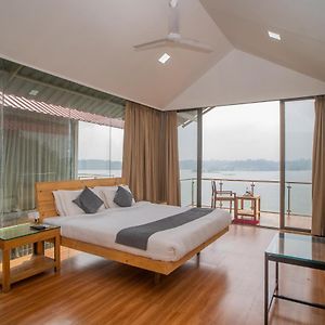 Shvas Island Resort